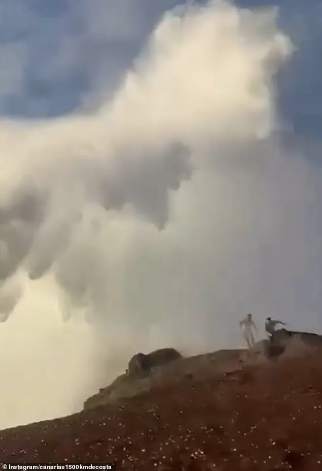 Tourists Narrowly Escape Monster Wave After Ignoring Warnings on Gran Canaria Cliffs