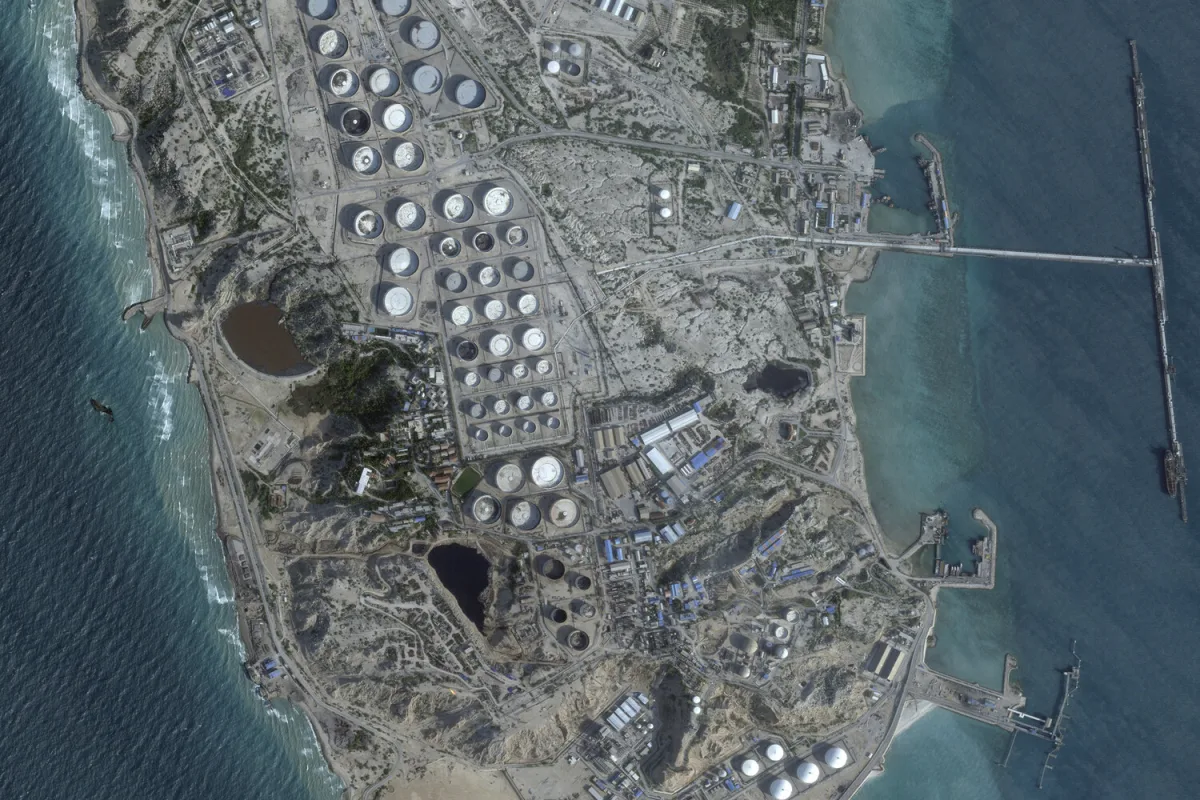 U.S. Considers Seizing Iranian Island Kharg in Escalating Strait of Hormuz Crisis