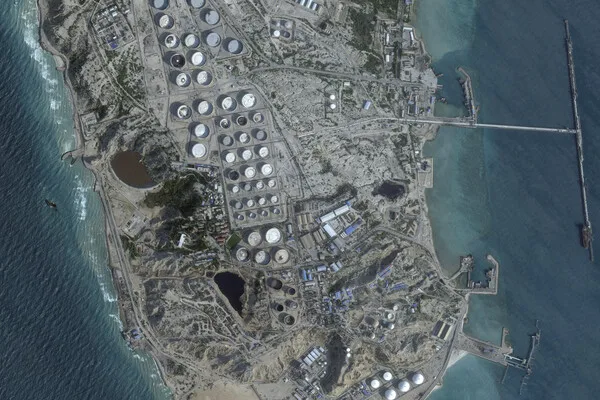 U.S. Considers Seizing Iranian Island Kharg in Escalating Strait of Hormuz Crisis